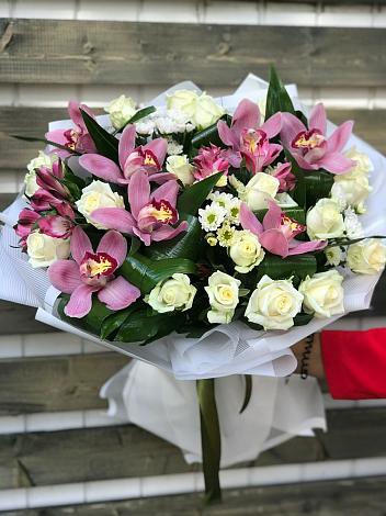 Букет цветов из: Розы и Хризантемы в Старобжегокай