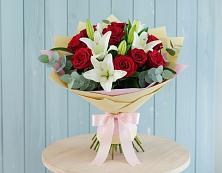 Букет цветов из:  Лилии и Розы в Старобжегокай