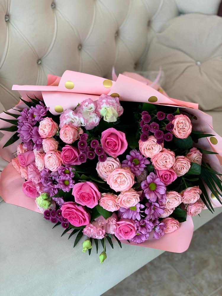 Букет цветов из: Хризантемы, Розы и Лизиантусы в Старобжегокай