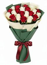 Букет Микс из красных и белых роз в Старобжегокай