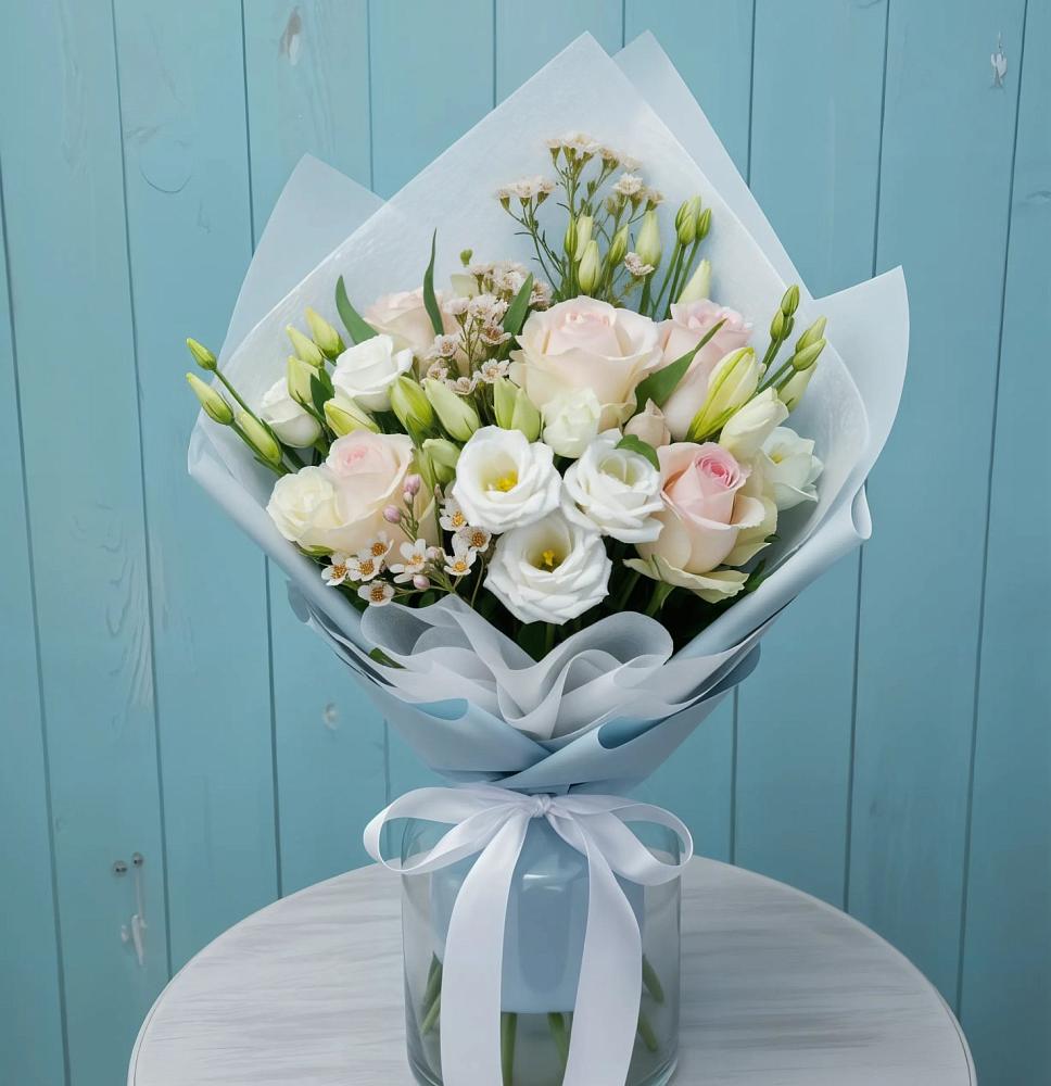 Букет цветов из: Розы и Лизиантусы в Старобжегокай