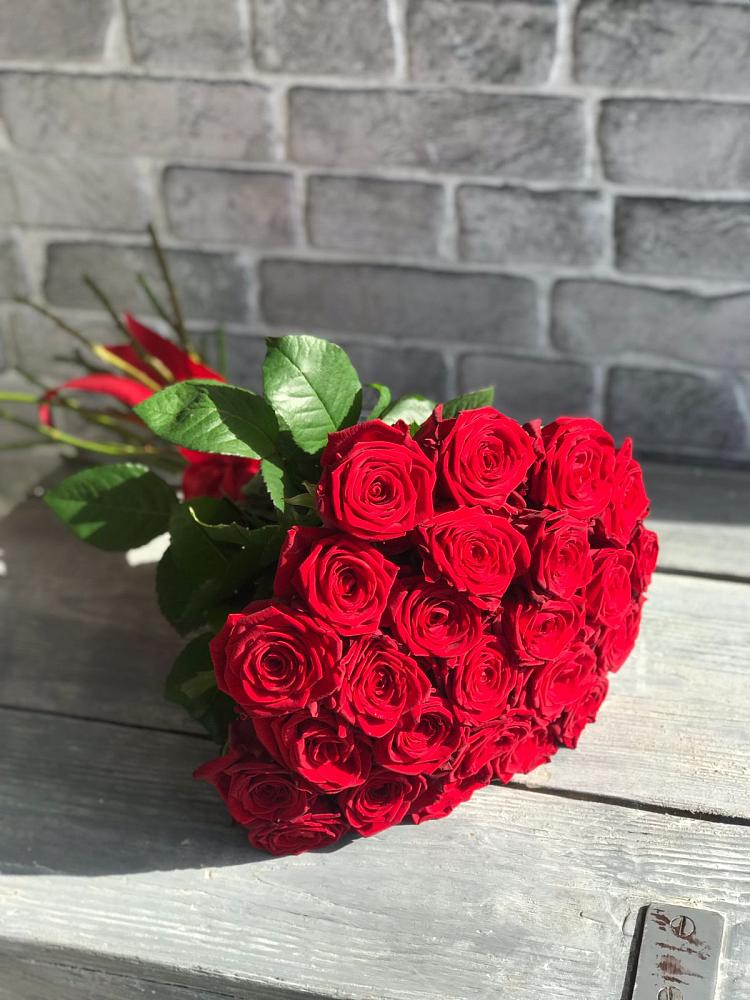 Букет Красные розы Фридом в Старобжегокай