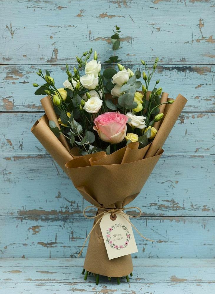 Букет цветов из: Розы и Лизиантусы в Старобжегокай