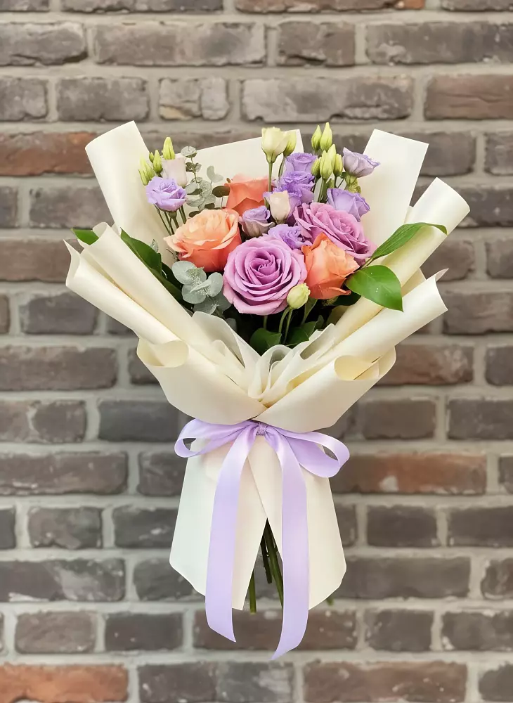 Букет цветов из: Лизиантусы и Розы в Старобжегокай