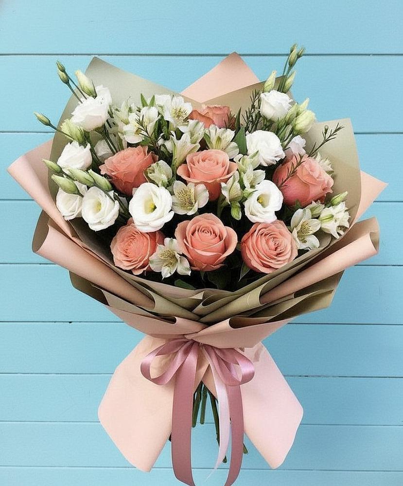Букет цветов из: Розы, Альстромерии и Лизиантусы в Старобжегокай