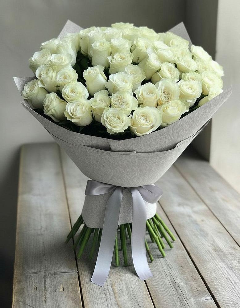 Букет 35 Белых роз в Старобжегокай