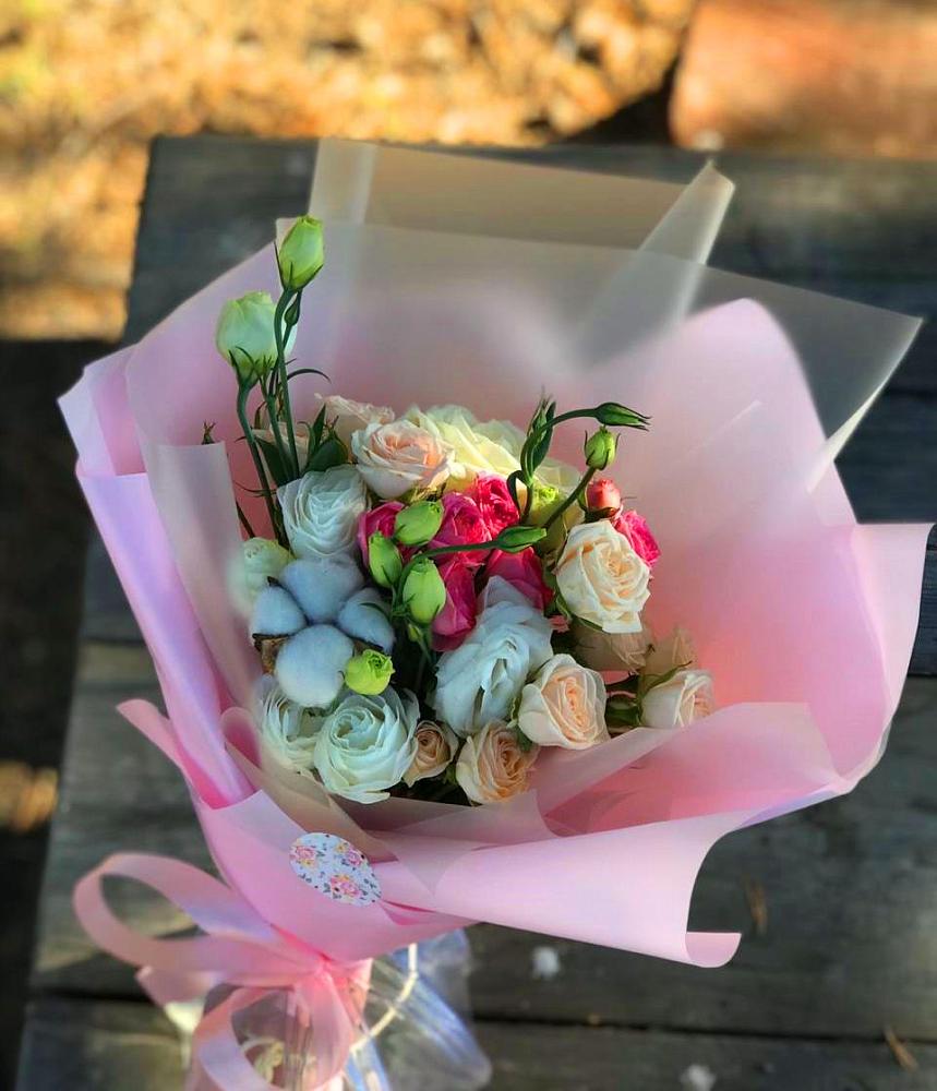 Букет цветов из: Розы и Лизиантусы в Старобжегокай