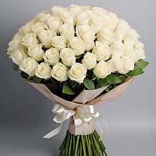 Букет 101 беля роза Белоснежка в Старобжегокай