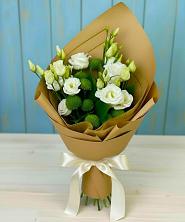 Букет цветов из:  Хризантемы и Лизиантусы в Старобжегокай