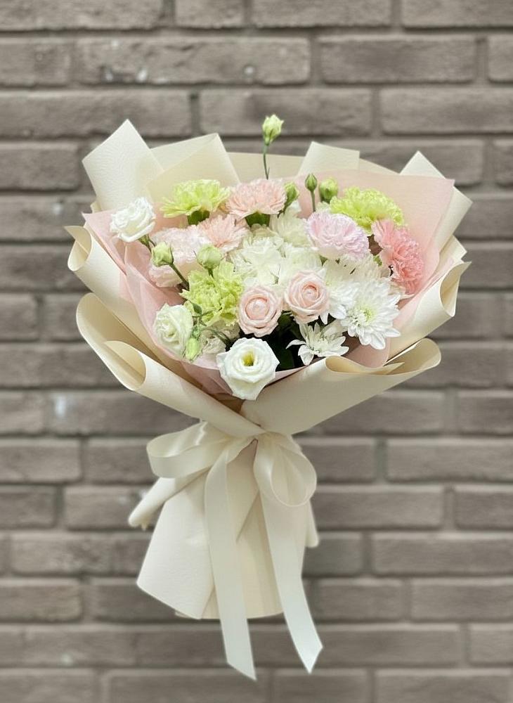 Букет цветов из: Гвоздики, Розы, Лизиантусы и Хризантемы в Старобжегокай