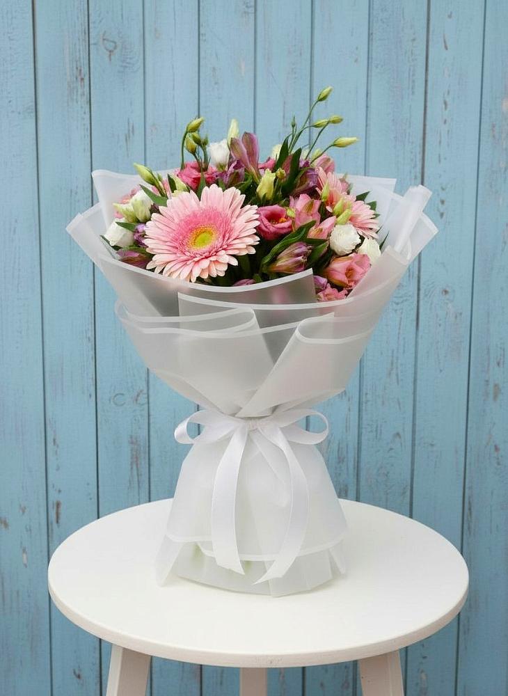 Букет цветов из: Герберы, Альстромерии и Лизиантусы в Старобжегокай