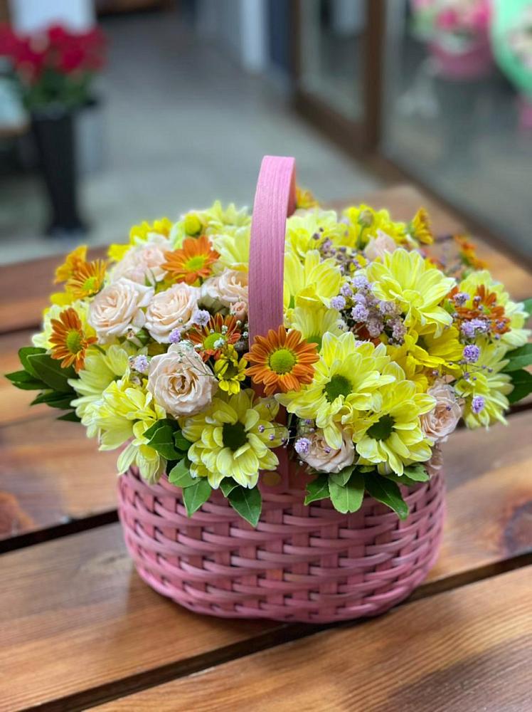 Цветочная композиция из Хризантемы и Розы в корзине в Старобжегокай