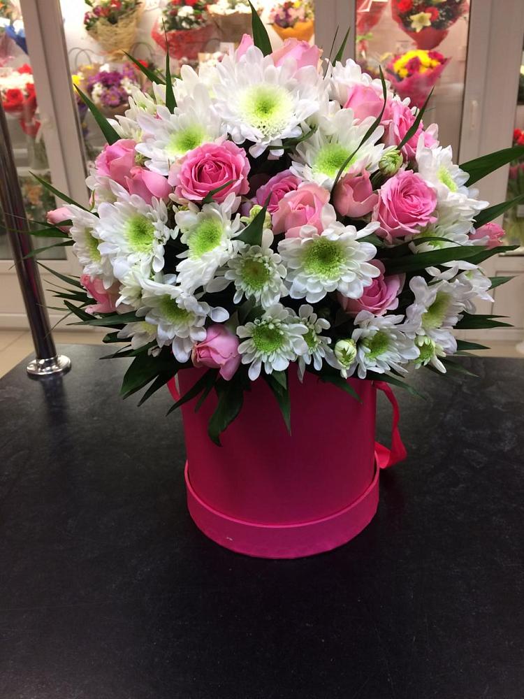 Цветочная композиция из Розы и Хризантемы в шляпной коробке в Старобжегокай