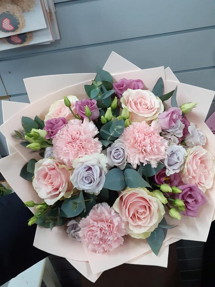 Букет цветов из: Розы, Гвоздики и Лизиантусы в Старобжегокай