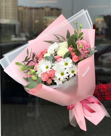 Букет цветов из: Розы, Лизиантусы и Хризантемы в Старобжегокай