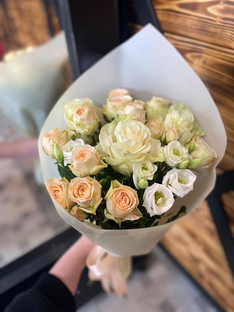 Букет цветов из: Розы и Лизиантусы в Старобжегокай