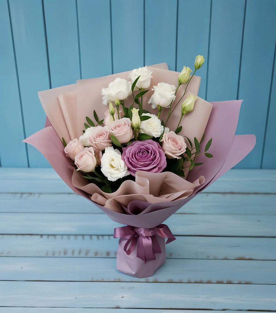 Букет цветов из: Розы и Лизиантусы в Старобжегокай